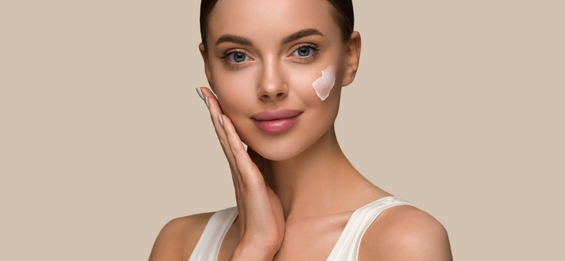 femme belle avec des cheveux lisses