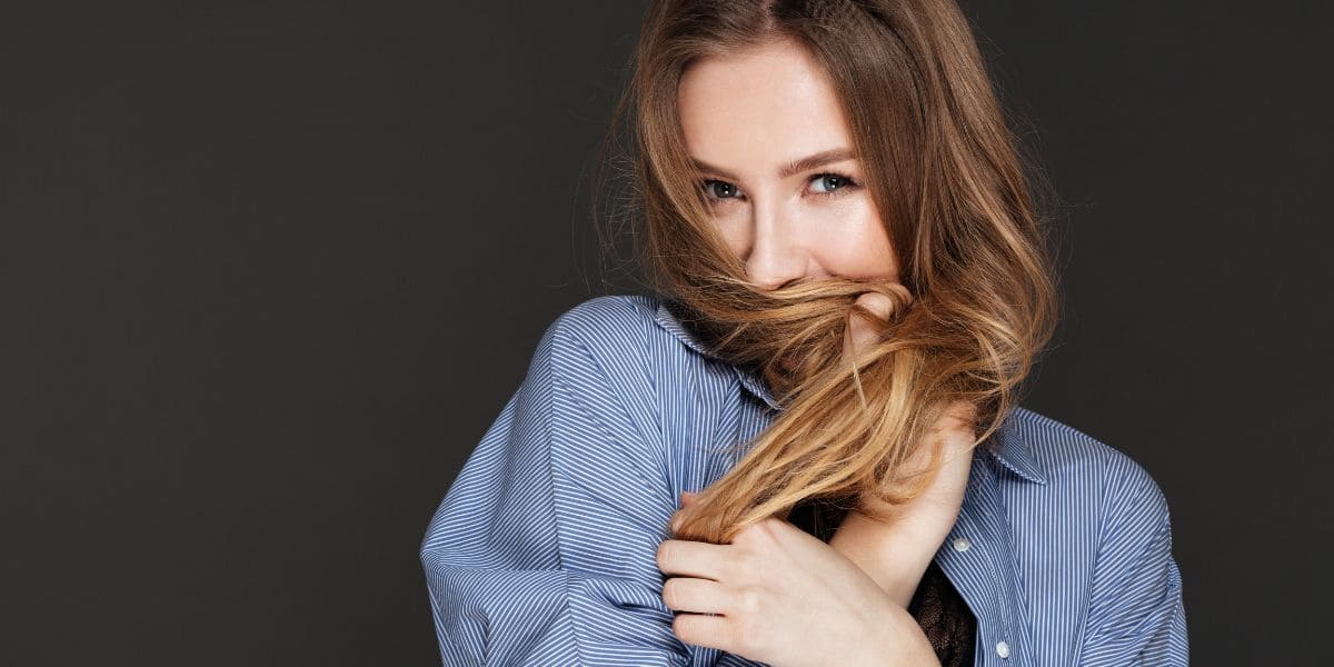 femme avec cheveux lisse